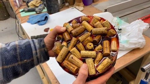 喝過的紅酒塞不要扔,勾兌上環(huán)氧樹脂加工,成品還能賣好幾百塊